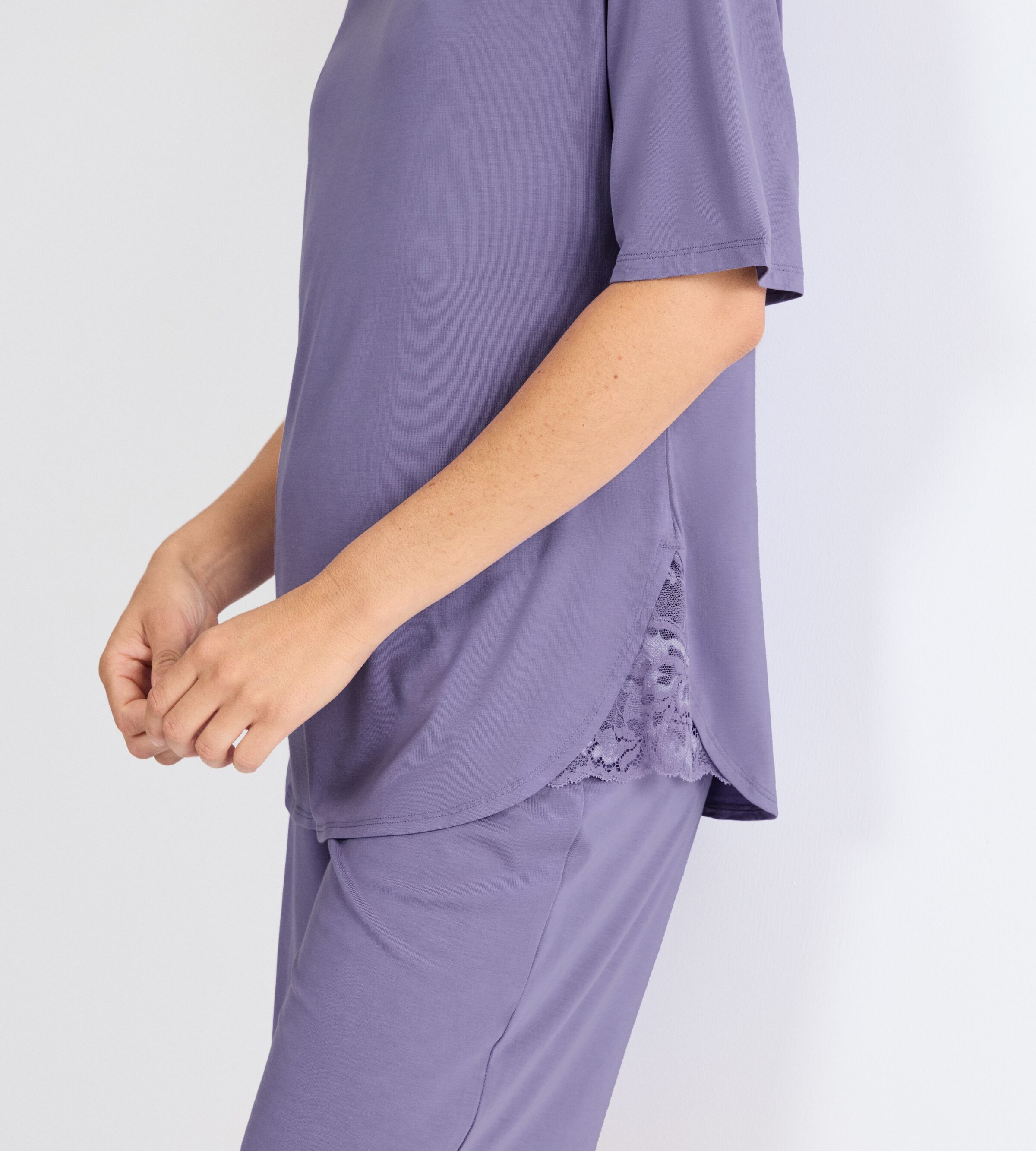 Schlafanzug TRIUMPH "Timeless Sensuality PSK", Damen, Gr. 40, lila, Single Jersey, Obermaterial: 95% Modal, 5% Elasthan, bequem kurz, Rundhals, Homewear-Sets Schlafanzug, atmungsaktiv, weich, verzierte Spitzeneinsätze lila 40