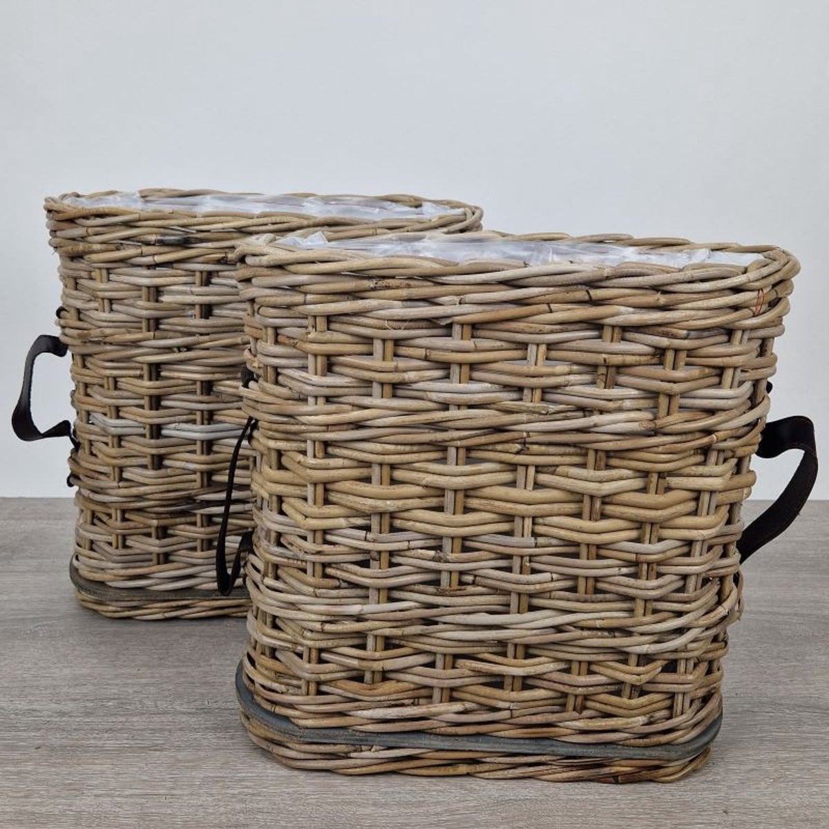 Migo Styling Plantenmand Vensterbankmand Set van 2 Rotan met leren riem en houten bodem Hoogte: 40 cm