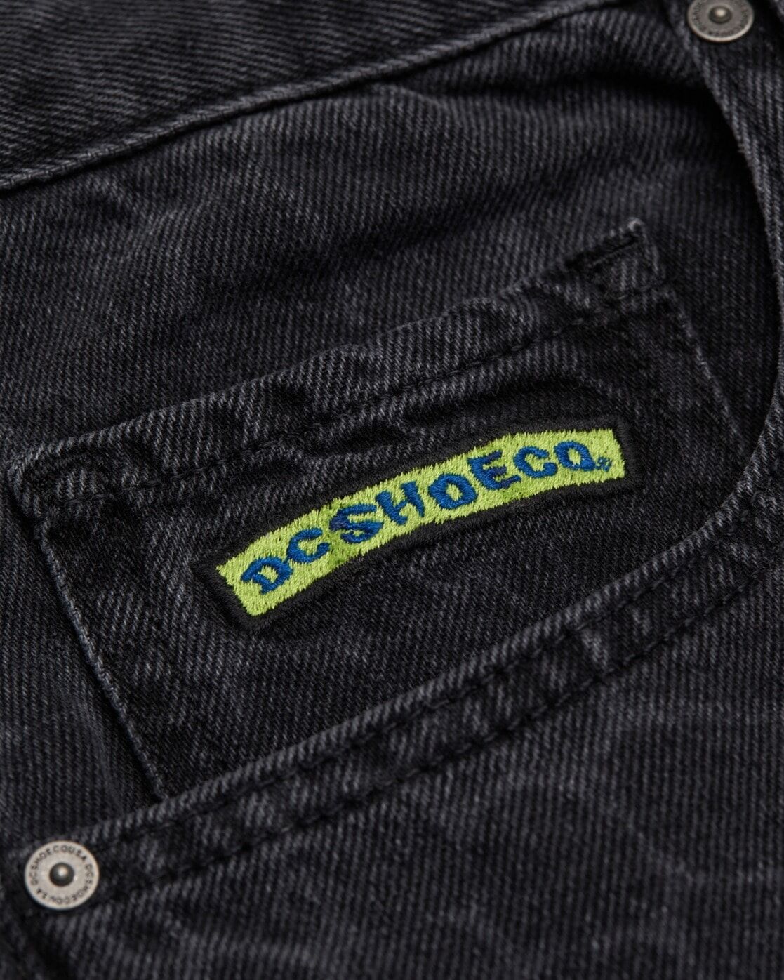 Weite Jeans DC SHOES "Baggy Denim Snake", Herren, Gr. 28(XS) / Länge 32(M), Normalgrössen, schwarz (laser scales snake), Obermaterial: 75% Baumwolle, 25% Baumwolle., Jeans Weite Jeans laser scales snake 28(XS) / Länge 32(M), Normalgrössen