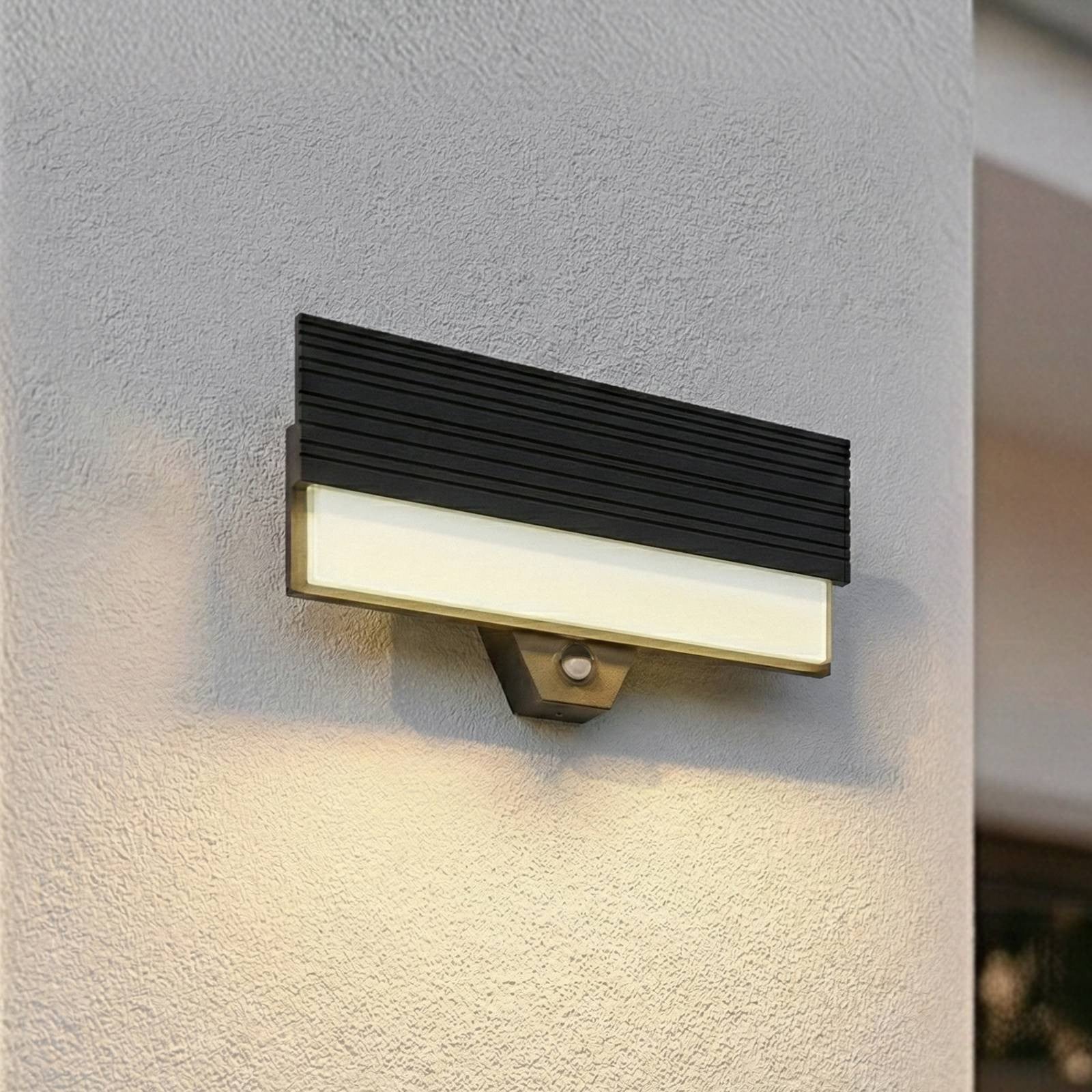 Lucande Melira LED buiten wandlamp met bewegingssensor, zwart, aluminium en glas, IP65, modern