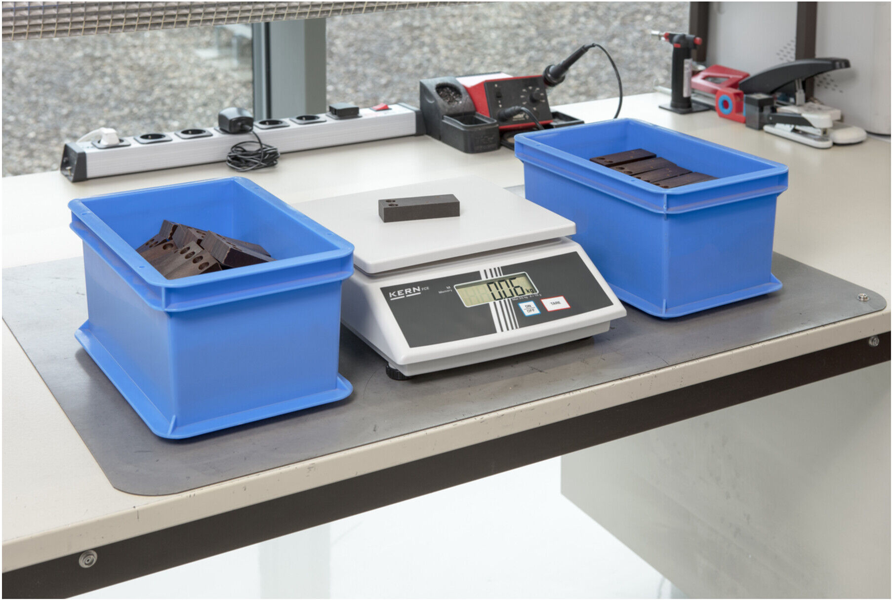 Kern Tischwaage FCE 3K1N+C kalibriert, Wägebereich 3000 g, Ablesbarkeit 1 g ; KERN & Sohn)