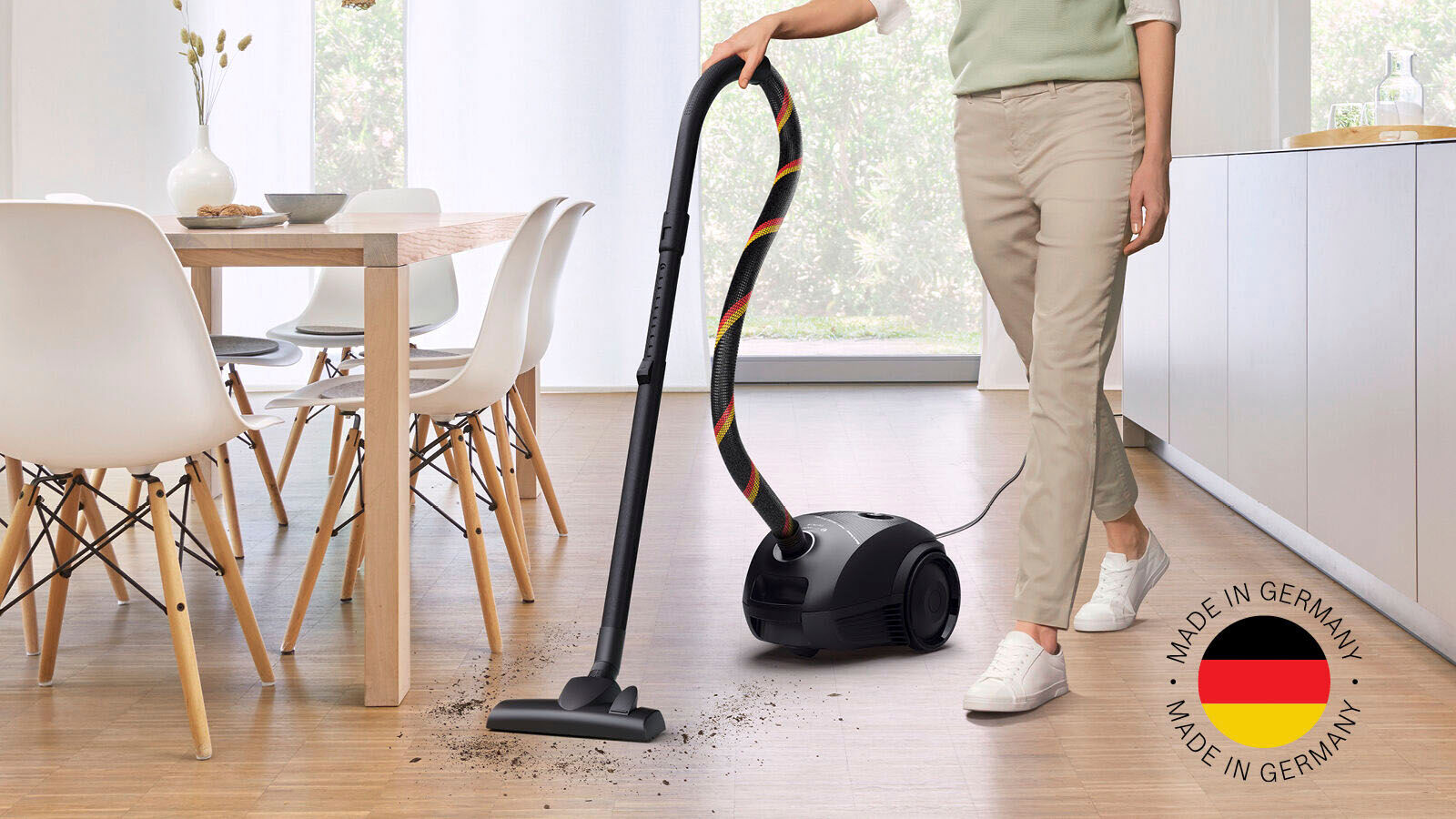 Bosch Bodenstaubsauger "Serie 2 BGDS2CHAMP, aus Recyclingmaterial, 10 Jahre Motorgarantie", schwarz, B:29cm H:23,7cm T:36,7cm, Bodenstaubsauger, kompakt, leistungsstark, Made in Germany, schwarz, Bodenstaubsauger