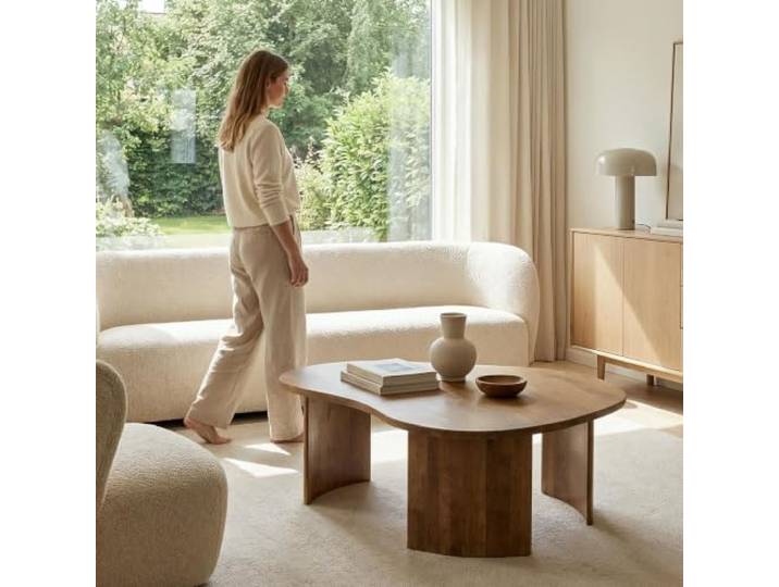 Couchtisch CALUA aus massivem Mangoholz, Hellbraun - Wohnzimmertisch mit organischer Tischplatte, skulpturales Design, Beistelltisch mit natürlicher Holzmaserung, stabiler Stand, modernes Design