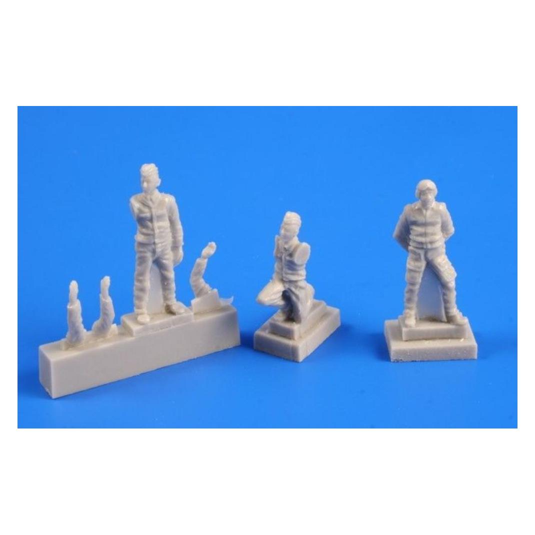 CMK Czechoslovak pilot (1 fig)and mechanic 2 (129-F72247)