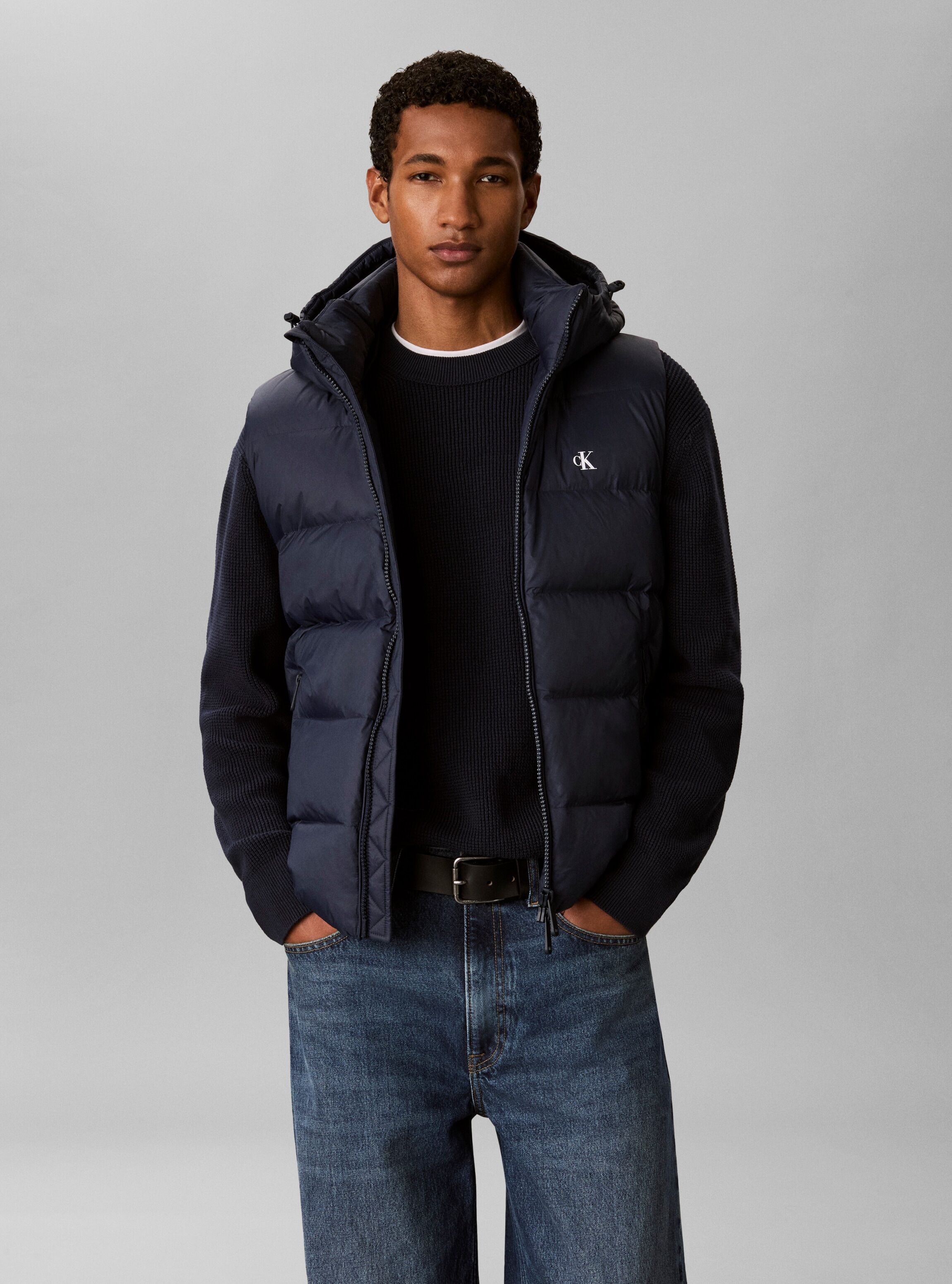 Steppweste CALVIN KLEIN JEANS "NYLON ZIP OFF HOOD", Herren, Gr. S, blau (schwarz sapphire), Web, Obermaterial: 100% Polypropylen, unifarben, regular fit normal, hoch geschlossener Ausschnitt, Westen Steppweste, Regular fit mit abnehmbarer Kapuze schwarz s