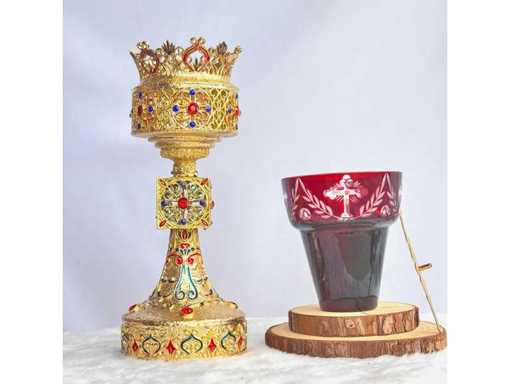 Calice liturgique orthodoxe byzantin plaqué or avec émail et pierres rouges pour la communion en église, l'autel domestique, la prière et la dévotion chrétienne