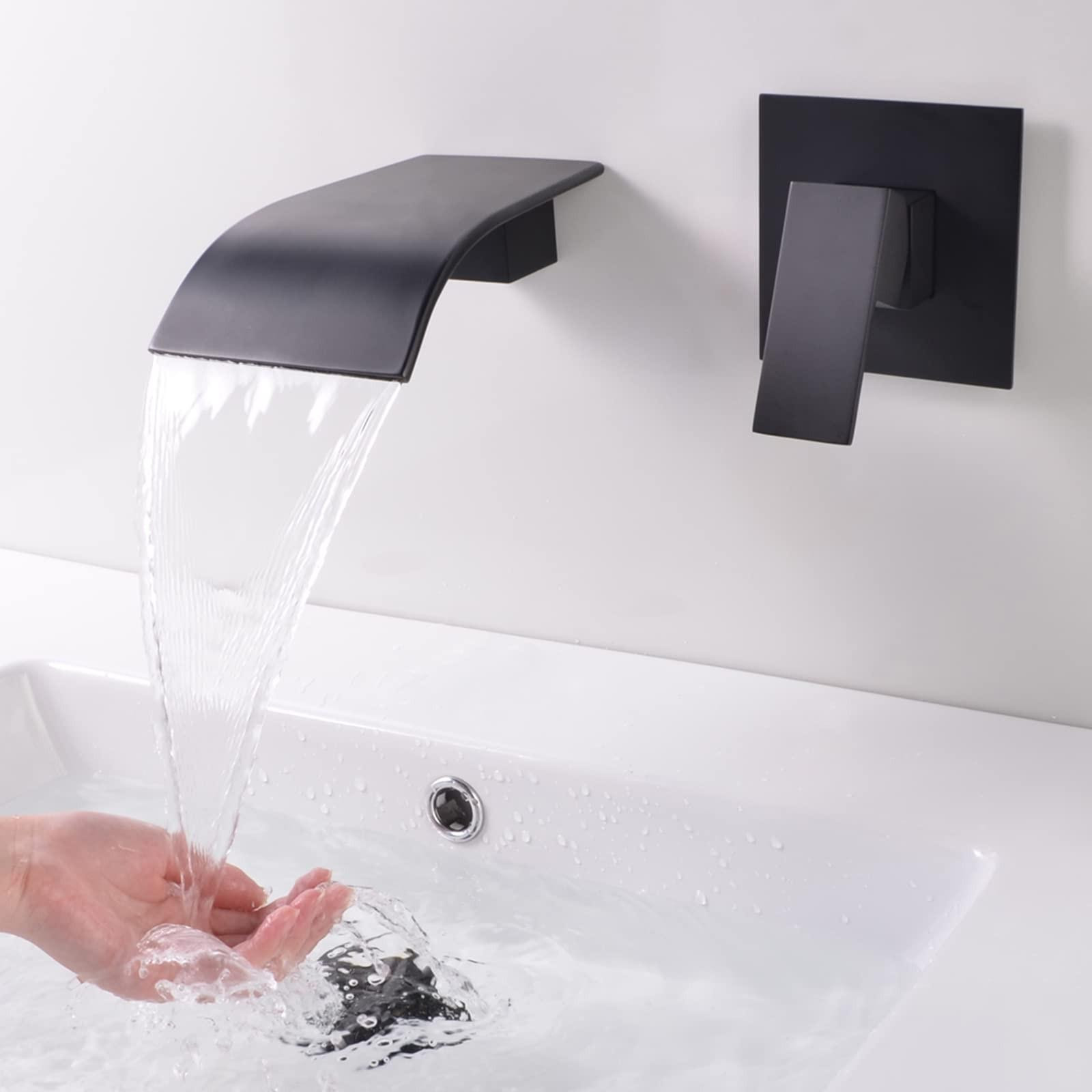 Merkloze wandgemonteerde watervalmengkraan voor de badkamer