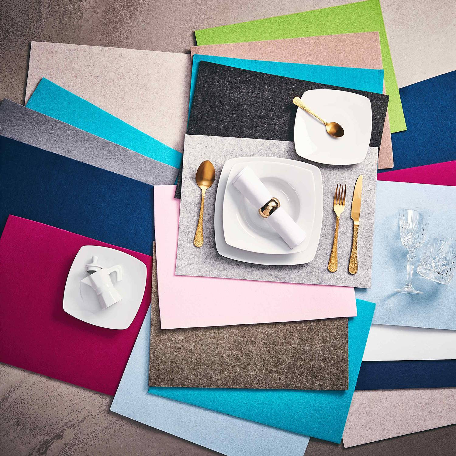 home24 FELTO set van 6 placemats petroleumblauw 45 x 33 cm zwart/zwart
