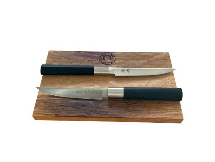 KAI Wasabi Black Steakmesser 67S-400 12cm - Angebotsset 2-teilig - Die erste Wahl für Steakliebhaber & Profi-Köche + 100% handgefertigtes Fassholz Schneidebrett 25x15