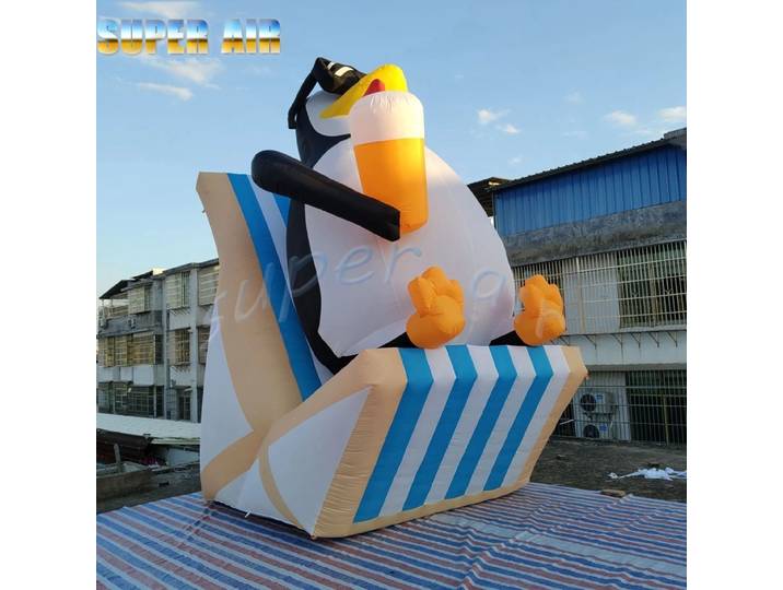 Pingouin gonflable inclinable au design original avec lunettes et support pour boisson pour fêtes en plein air
