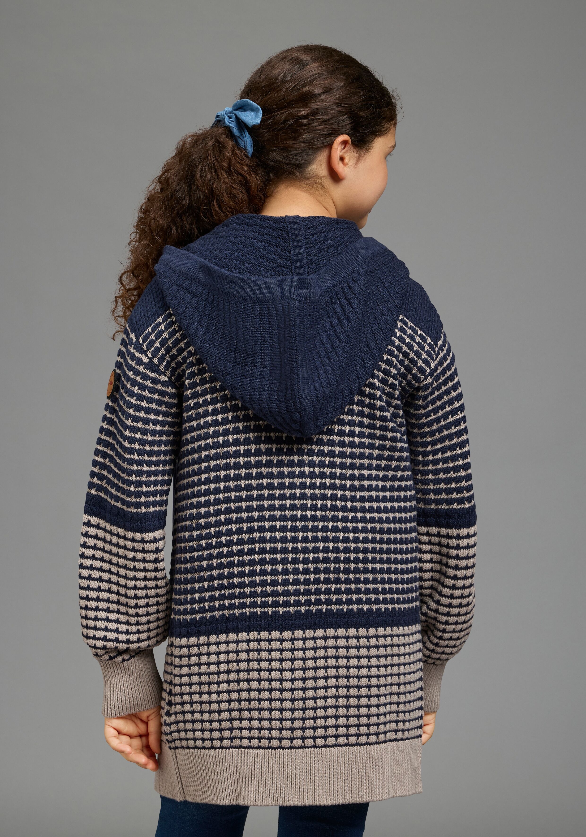 Longstrickjacke KANGAROOS "Long-Strickjacke mit modischen Ringelmuster von KangaROOS", Mädchen, Gr. 128/134, blau (marine), Strick, Obermaterial: 50% Baumwolle, 50% Polyacryl, meliert, lässig geschnitten ca. Mitte Oberschenkel, Rippstrickbündchen, Strickj