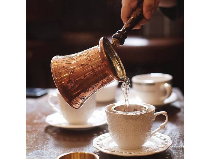 Pot de café en cuivre à motif de marteau fait à la main, pot d'ébullition à feu ouvert, concentré italien d'infusion à la main, café domestique de simplicité