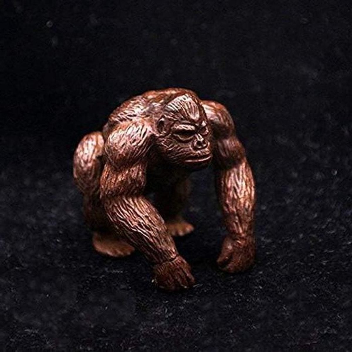 Handgemaakt koperen gorilla beeldje voor op tafel, koperkleurig, Hoogte: 4 cm