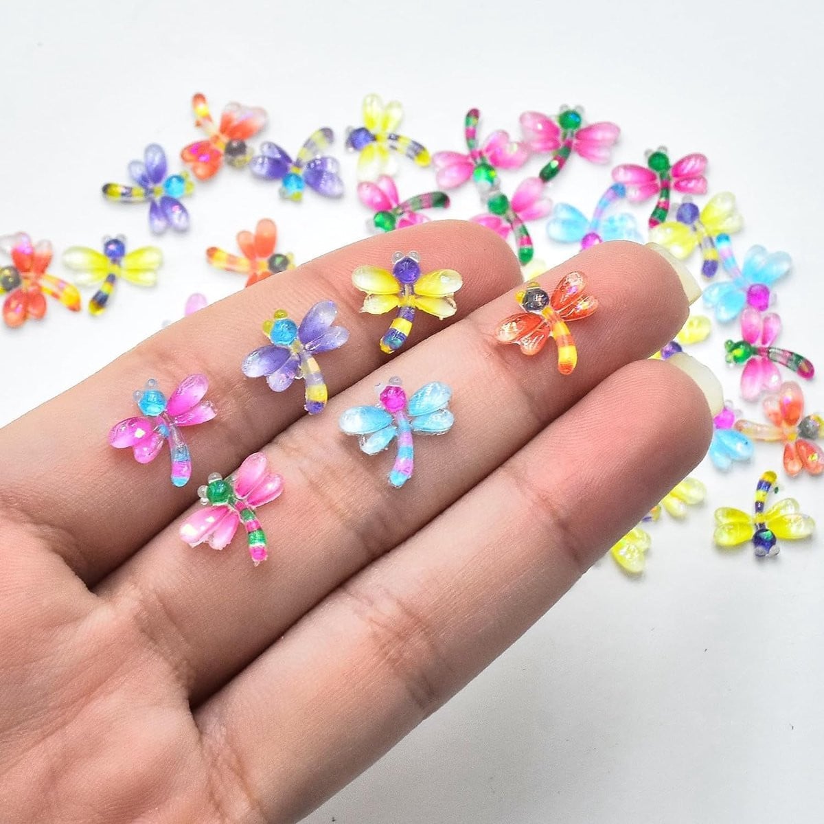 50 stuks Miniature Libellen Decoratie, Kleurrijke Kleine Ornamenten voor Miniatuur Poppenhuis Accessoires en Tuin - ShopVlot