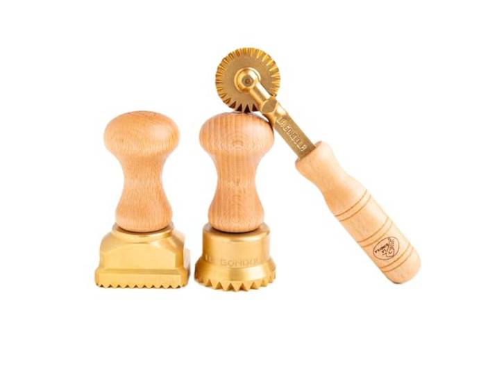 La Gondola 3er Set Pasta-Werkzeuge - Quadratische Gewellte 45x55mm & Runde Gewellte 50mm Ravioli Stempel & Teigrädchen Gewelltes Rad Messing & Naturholz Teigschneider Made in Italy