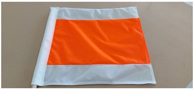 Drapeau de signalisation 50 × 50 cm avec manche en bois 80 cm ; Hoffschmidt Werbeflaggen (4053569873161)