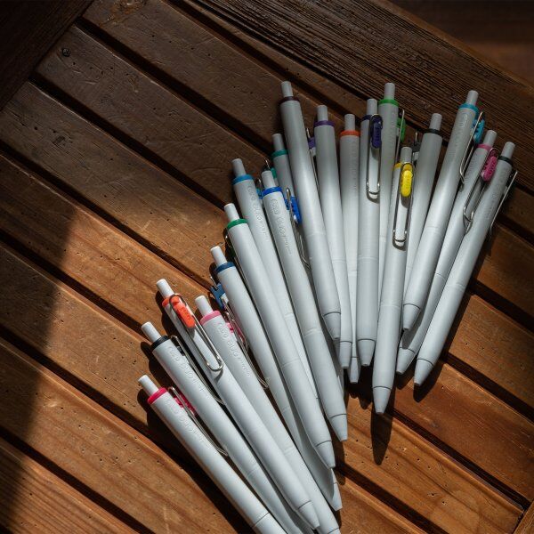 Uni-Ball One Gelpen   Metalklips   Sort