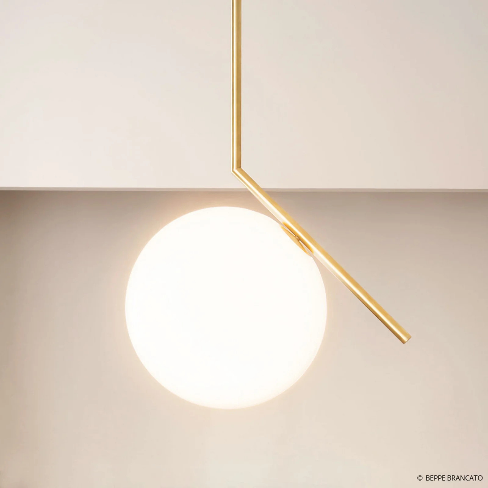 Flos IC Lights S1 Hanglamp - Geborsteld Messing en Opaal - Bolvormig Design