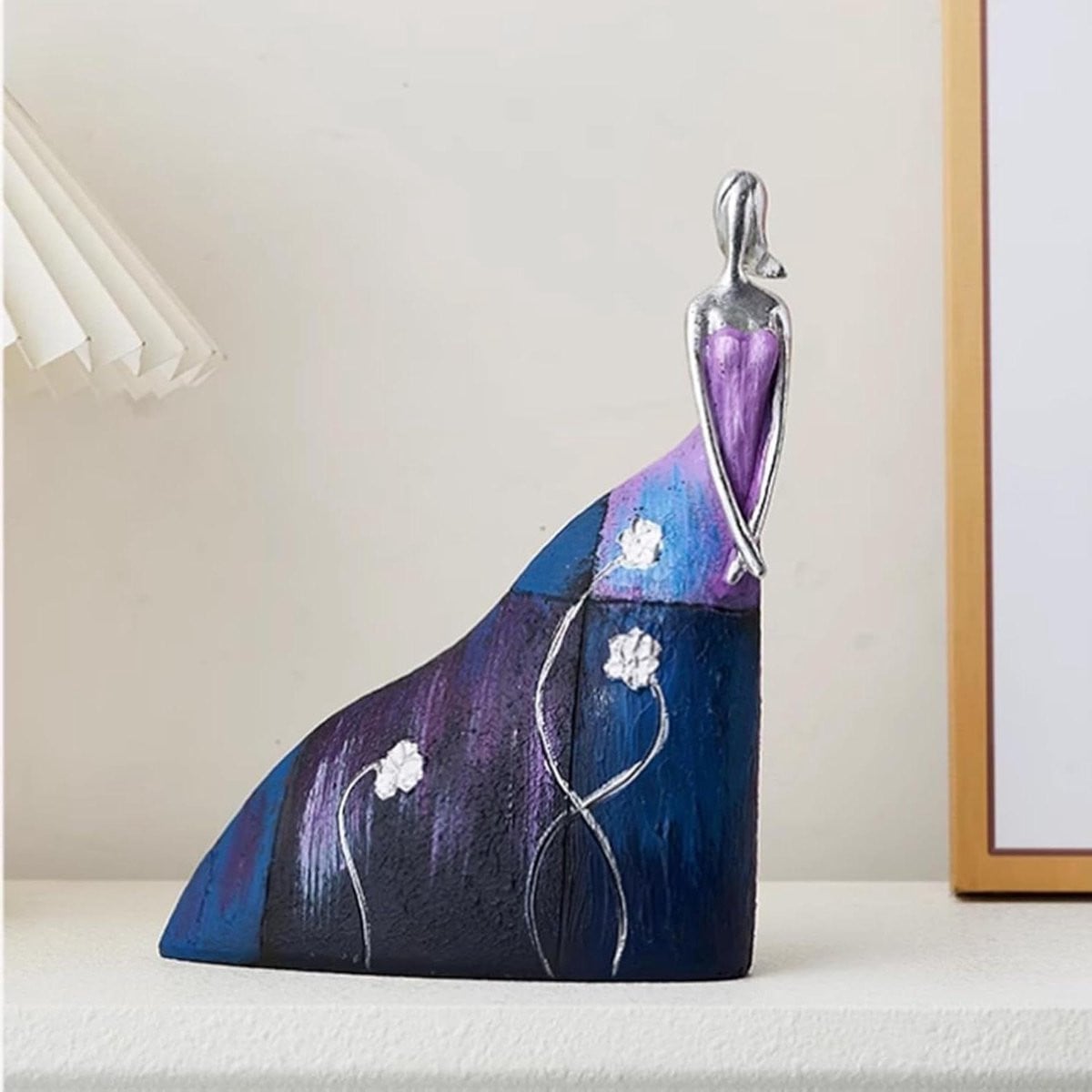 Abstracte Vrouwelijk Beeld Sculptuur voor Woonkamer Decoratie - Handgeschilderd Hars - Hoogte: 26 cm