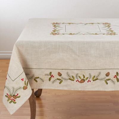 Saro Lifestyle Christmas Tablecloth With Beautiful Pinecone And Holly Print
