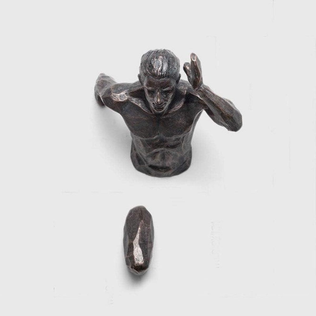 Wanddecoratie Figuur in Donker Brons - Hars Beeld in Industriële Stijl voor aan de Muur