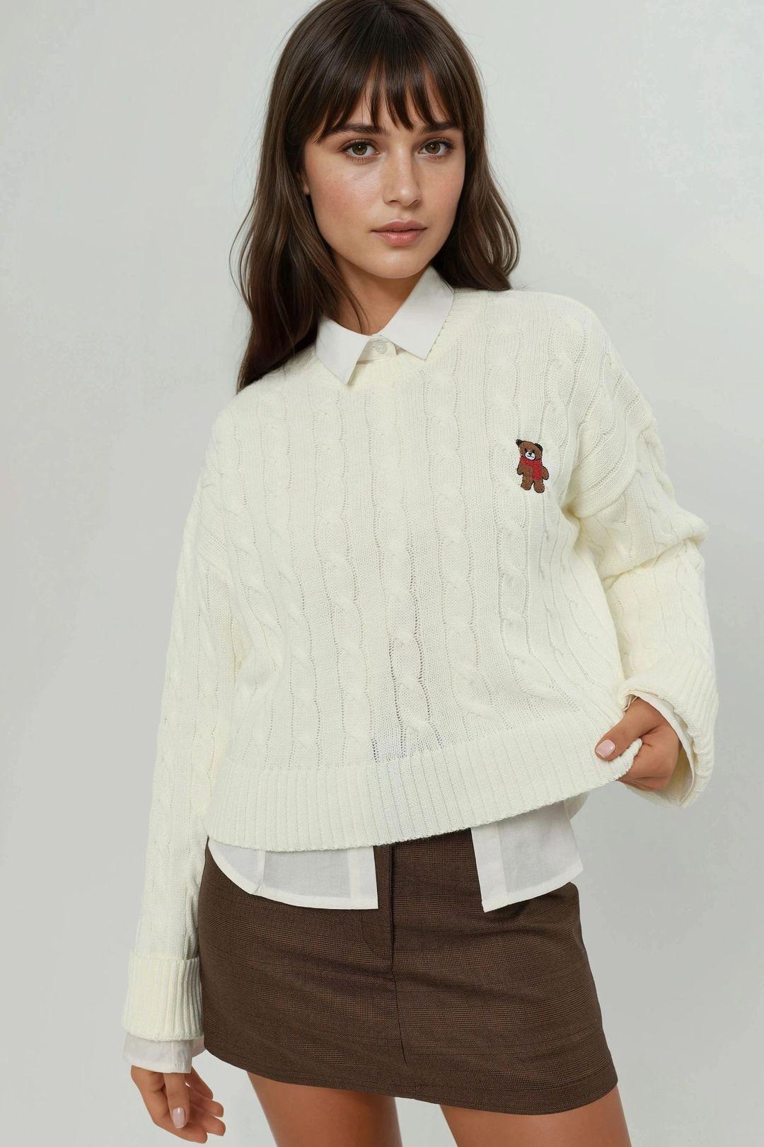 Haarkranz-Strickpullover mit Stickerei