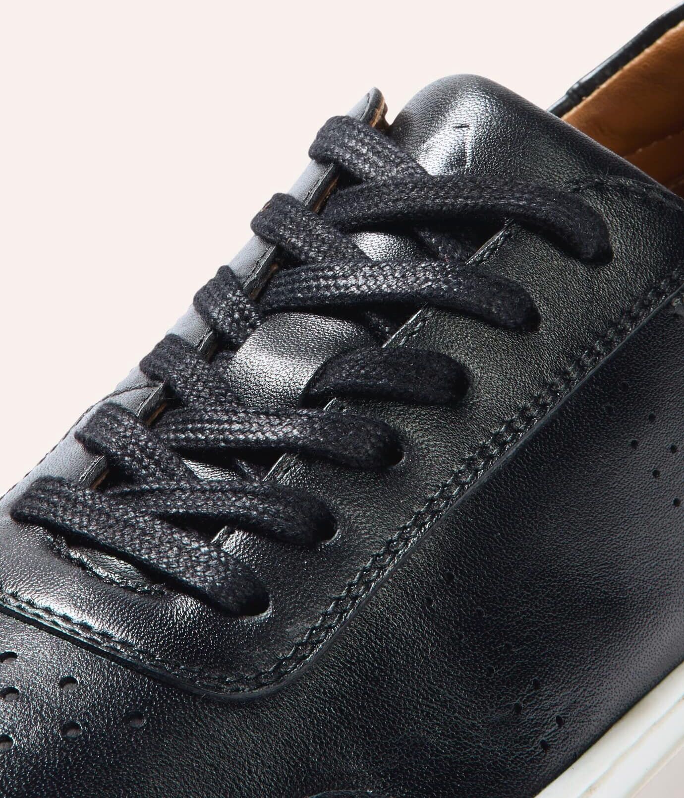Walbusch Classic-Tennis Sneaker, noch offen: Größenlauf, Farbe Schwarz, 45, luftige Perforierung atmungsaktives Lederfutter Herren