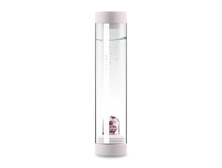 VitaJuwel Sana WELLNESS cloud white Karaffe aus Glas mit Edelsteinen (Amethyst, Rosenquarz & Bergkristall) – beruhigend, ausgleichend, entspannend