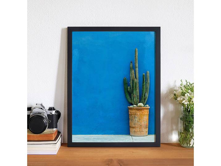 Tableau déco Blue Wall with Cactus Cadre : hêtre massif verni Revêtement : plexiglas Multicolore 32 x 42cm