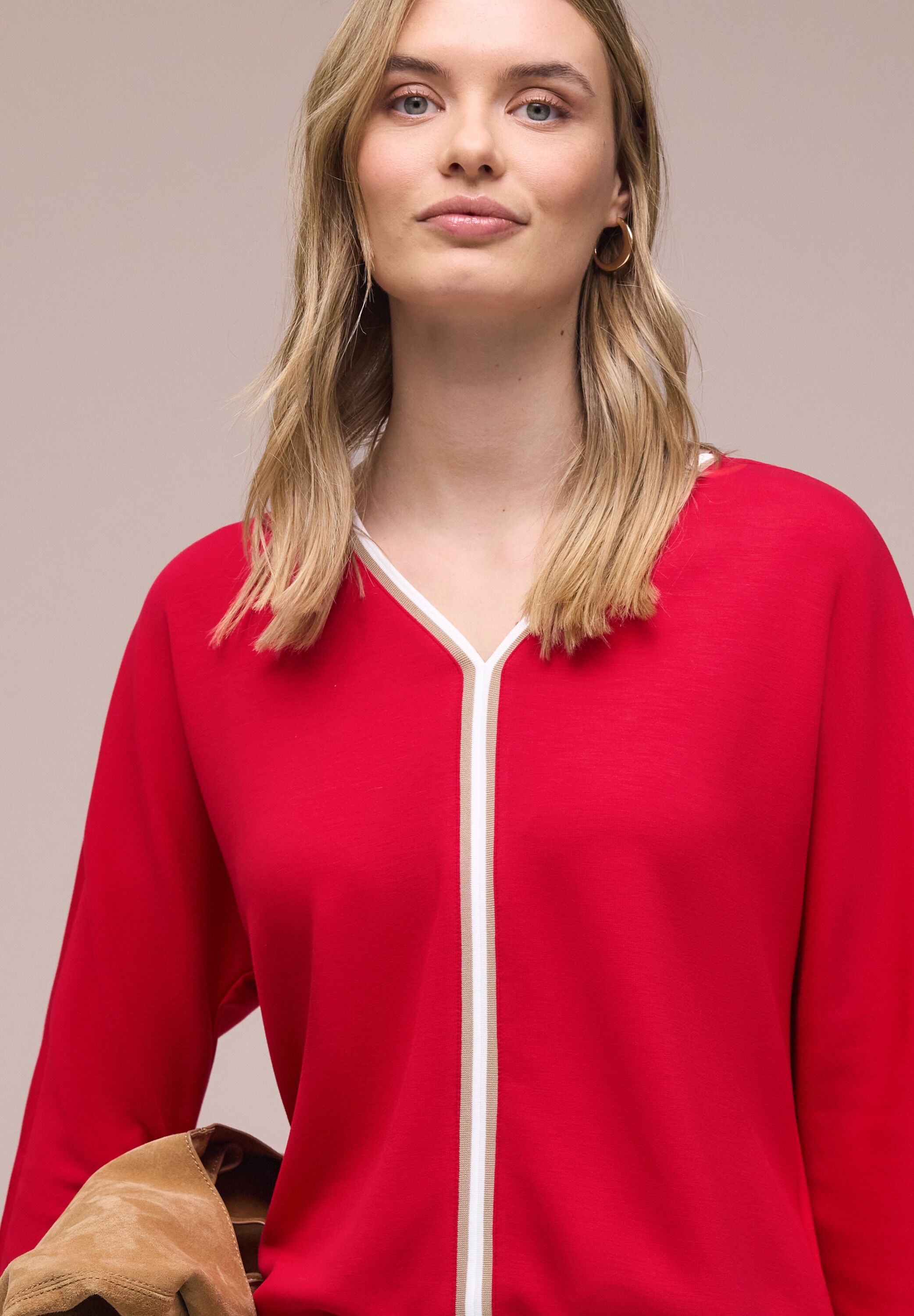 Langarmshirt STREET ONE, Damen, Gr. 34, rot (salsa rot), Jersey, Obermaterial: 48% Polyester, 48% Viskose, 4% Elasthan, kontrastfarbene Details, unifarben, regular fit normal, V-Ausschnitt, kontrastfarben, Shirts Langarmshirt, mit Kontrast-Details salsa r