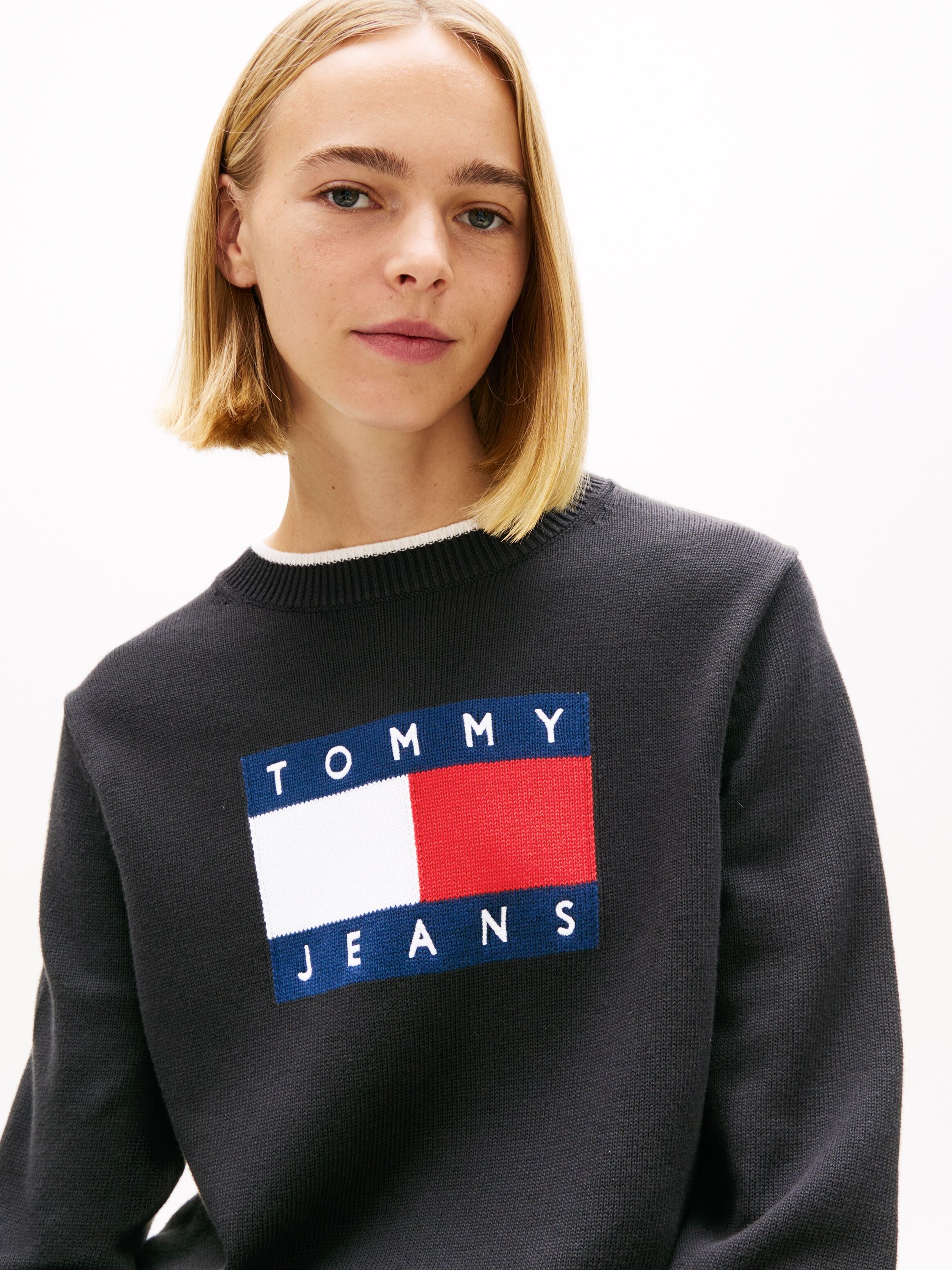 Strickpullover TOMMY JEANS "TJW TIPPING FLAG SWEATER EXT", Damen, Gr. XXXL(46), schwarz, Strick, Obermaterial: 100% Baumwolle, unifarben, relaxed fit hüftbedeckend, Rundhals, Rippstrickbündchen, Pullover Strickpullover, mit Logo-Intarsie, Relaxed Fit