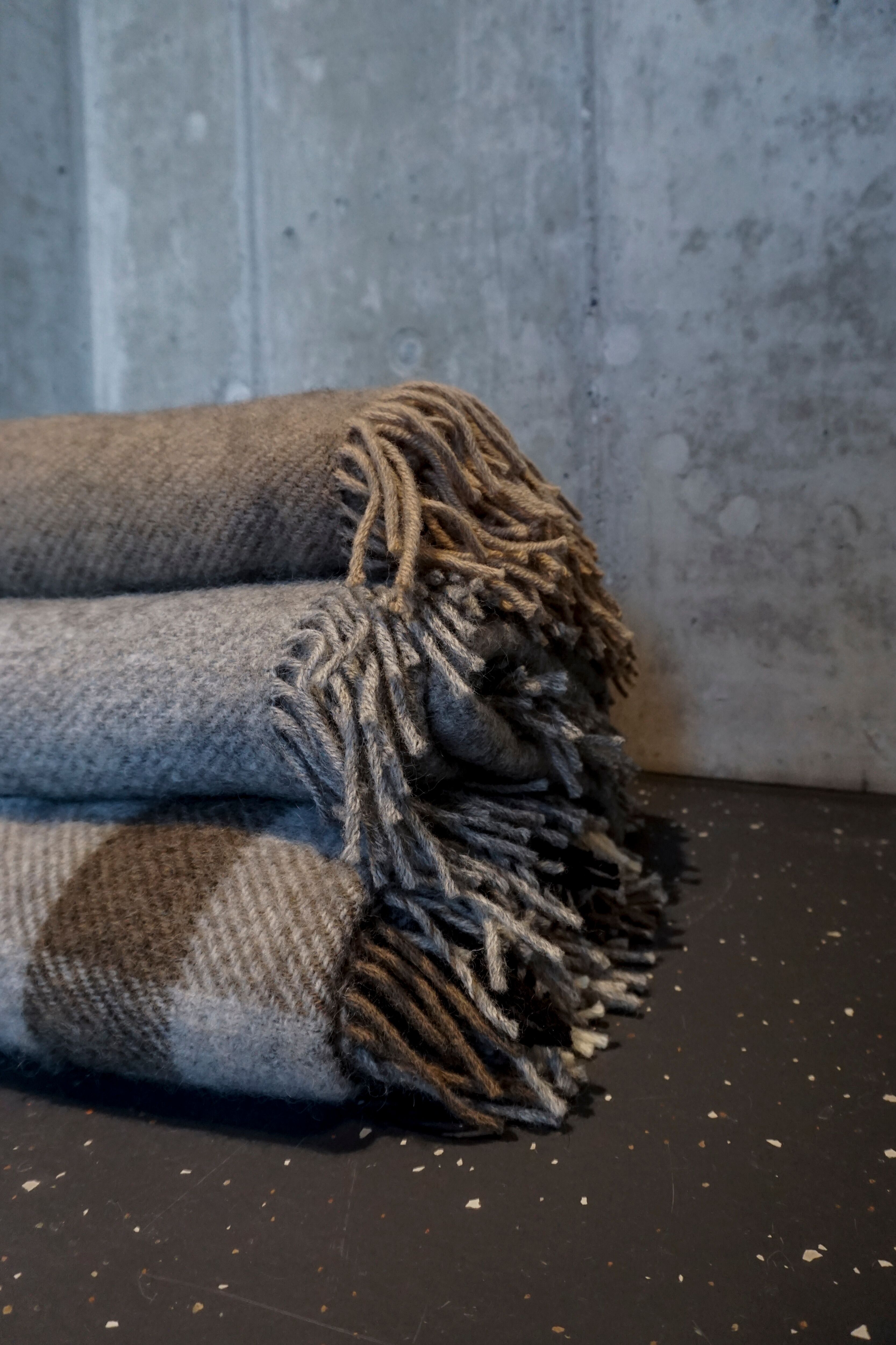 Wolldecke HEITMANN FELLE "Wool", grau (karo), B:130cm L:200cm, Wolle, Wohndecken, Wolldecke, reine Wolle, 130x200 cm, mit Fransen, kariert oder uni, Wohnzimmer karo B/L: 130cm x 200cm