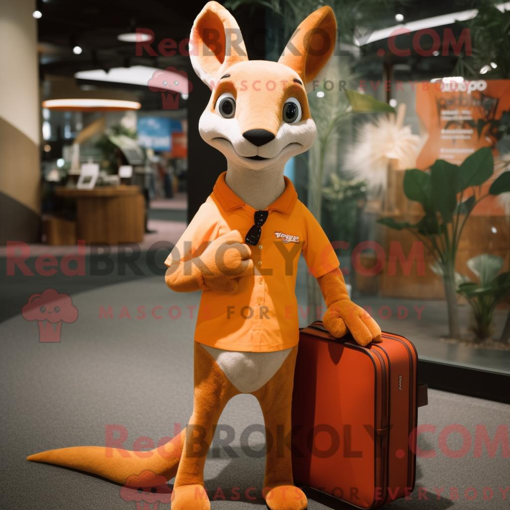 Maskottchen REDBROKOLY eines orangefarbenen Kängurus mit Langarm-T-Shirt und Aktentasche