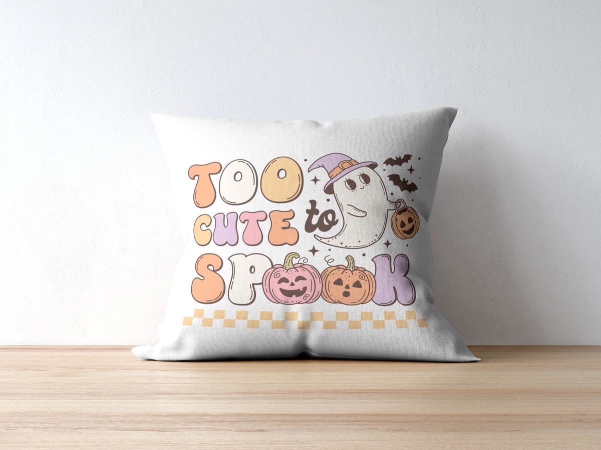 Retro Too Cute To Spook Halloween Sierkussen met Groovy Geest en Pompoen Decoratie