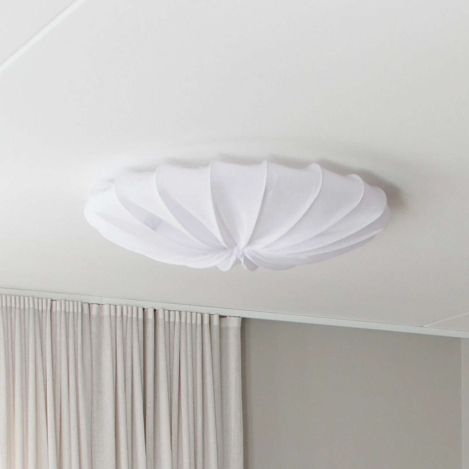 Watt & Veke Anna plafondlamp, wit, linnen, Ø 80 cm