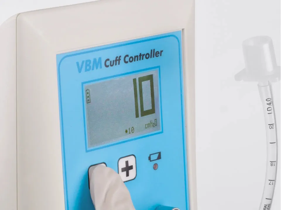 VBM Medizintechnik GmbH VBM Cuff Controller, Rückseite mit Universalklammer für Normschiene 55-13-500