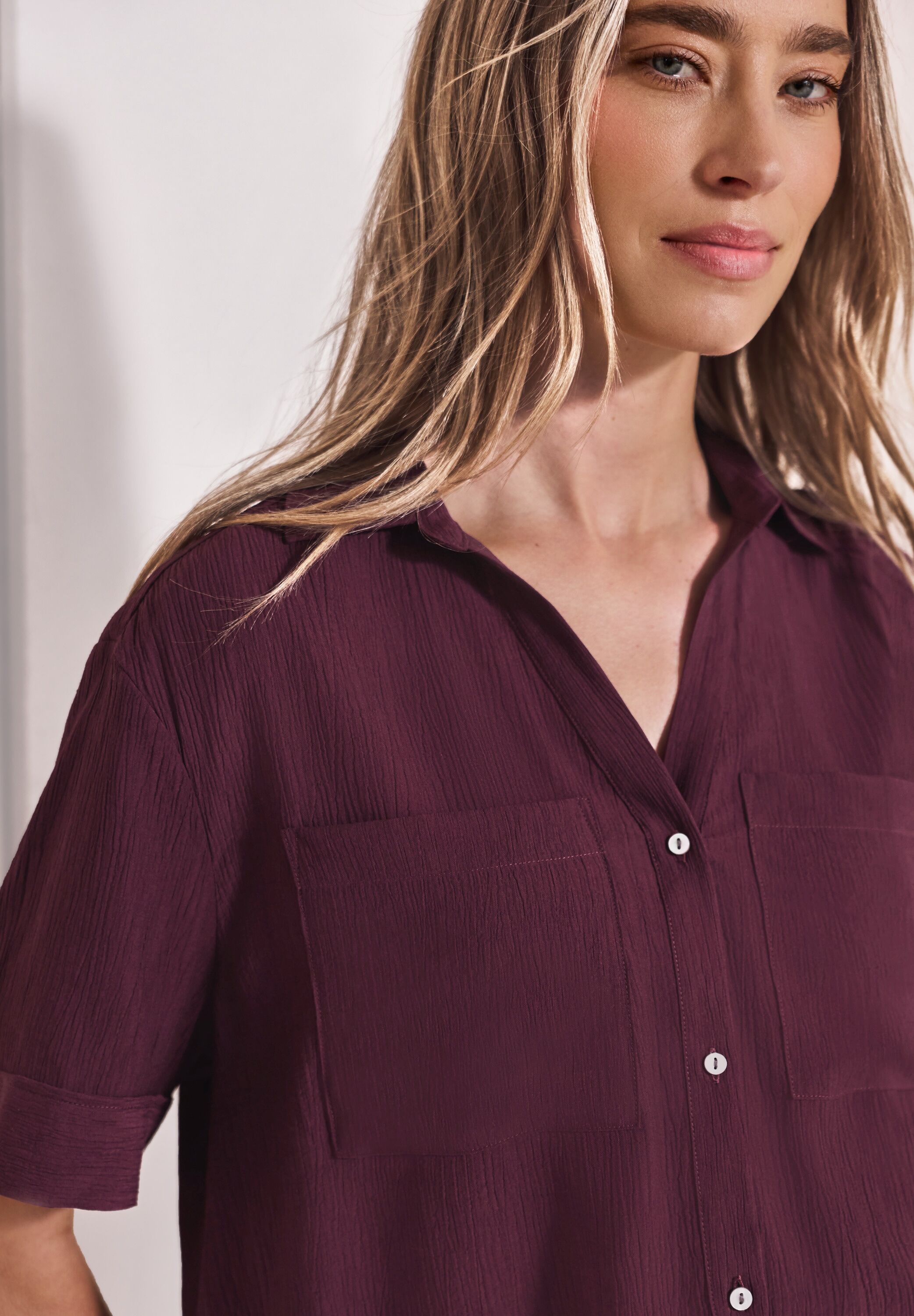 Hemdbluse STREET ONE, Damen, Gr. 42, lila (rustic rouge), Web, Obermaterial: 85% Viskose, 15% Nylon, unifarben, hüftbedeckend, mit Riegel, Blusen Hemdbluse, Kann auch offen gestylt werden
