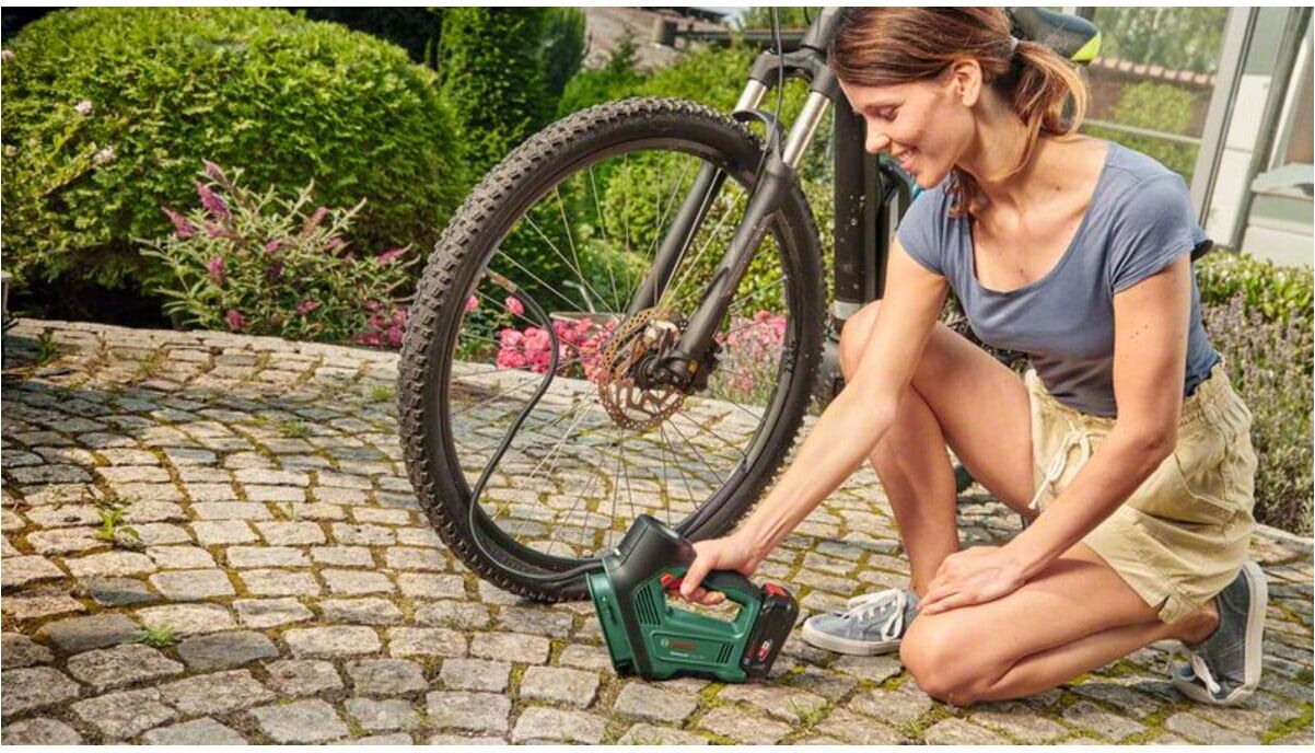 Bosch UniversalPump 18V Akku-Druckluftpumpe aus Kunststoff und Metall mit Akku-Druckluftpumpe ohne Akku und Ladegerät für Reifen und Luftmatratzen, 603947100 (0603947100)