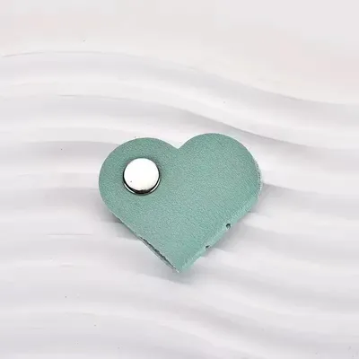 PU Leather Data Cable Organizer, Multifunctional Heart shaped Clip Hub, Phone Data Storage Winding Clip green