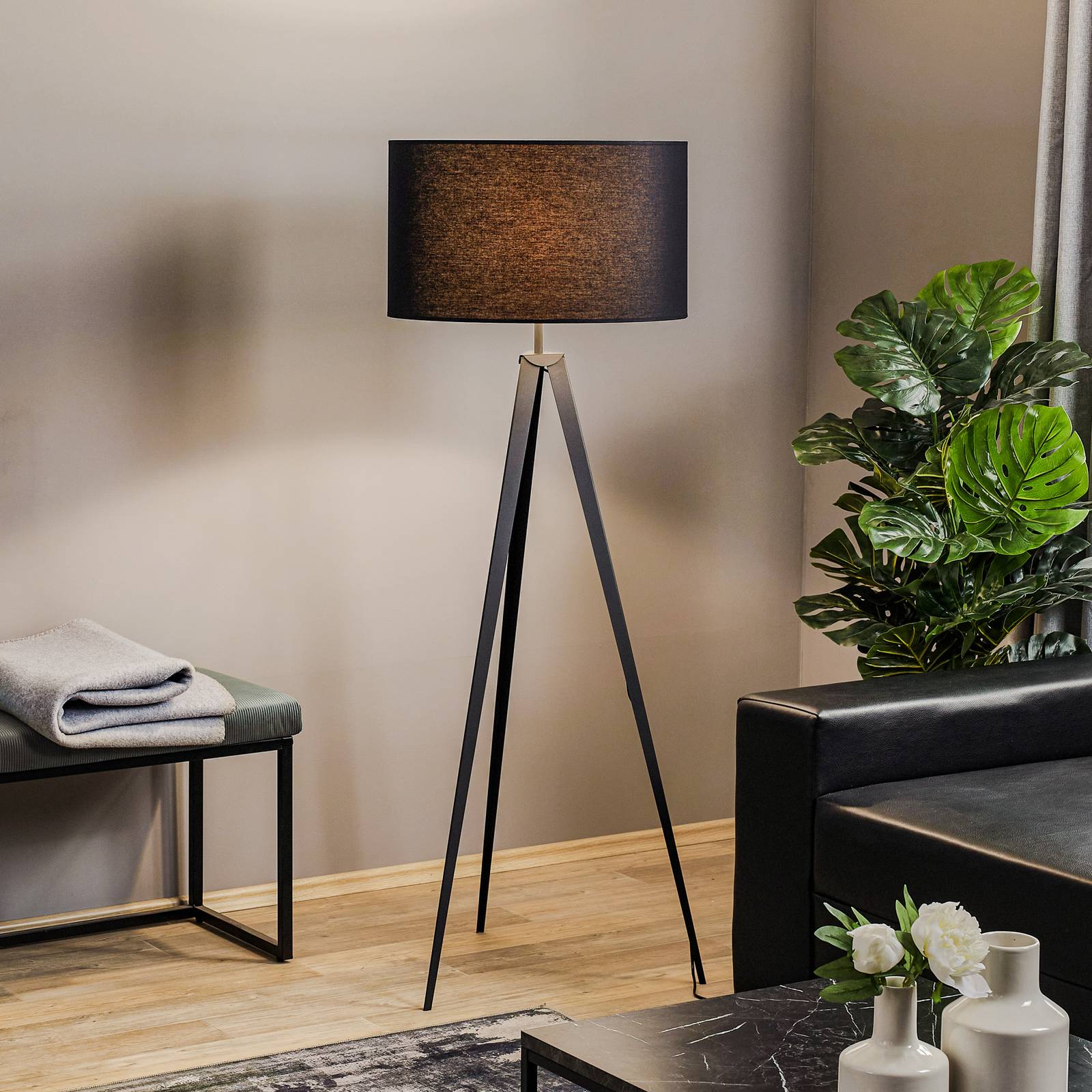 Stehlampe Tago Domiluce, schwarz, für Wohn- / Esszimmer, Metall, Modern, Stehlampe