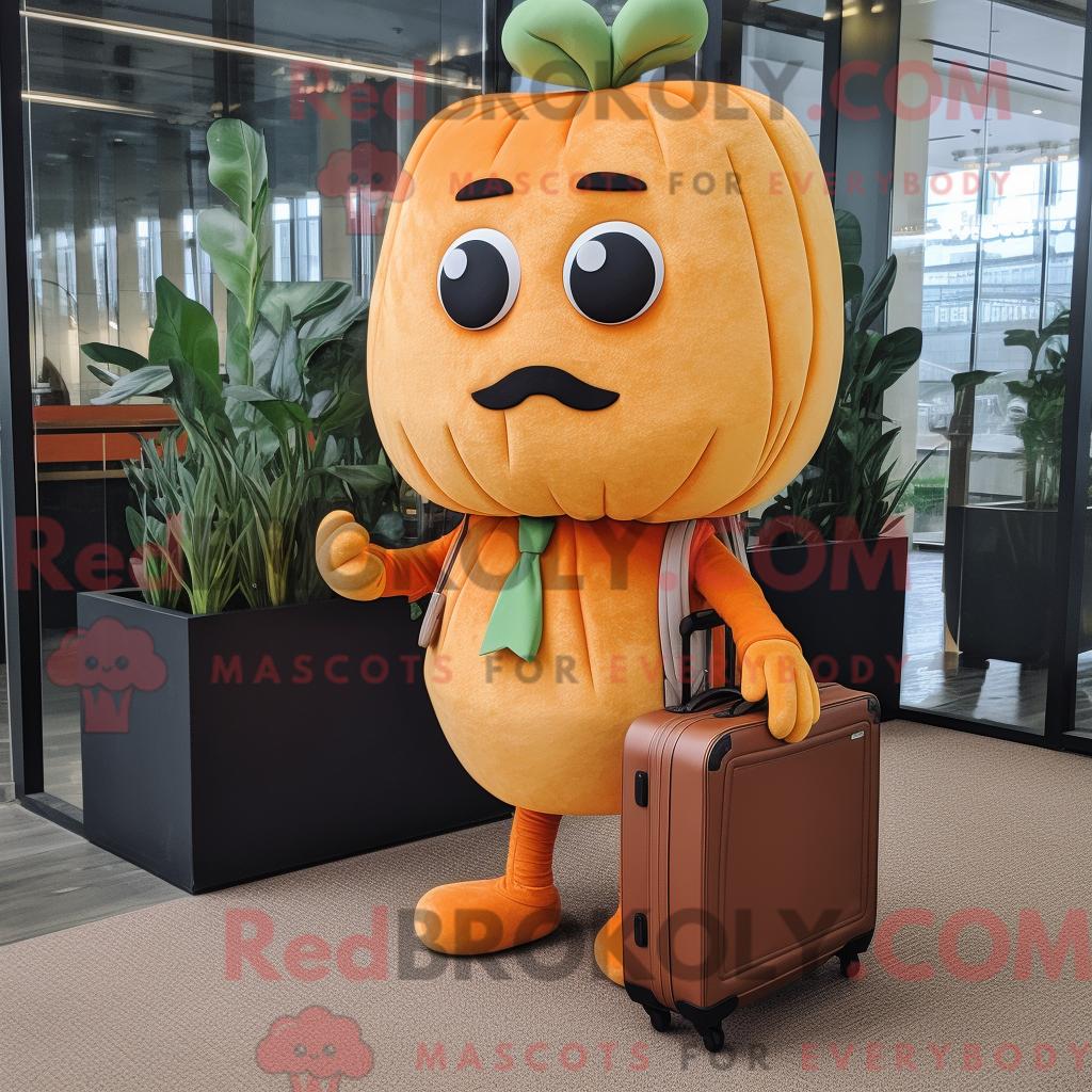 Maskottchenfigur REDBROKOLY einer orangefarbenen Rübe mit Wickelrock und Aktentasche