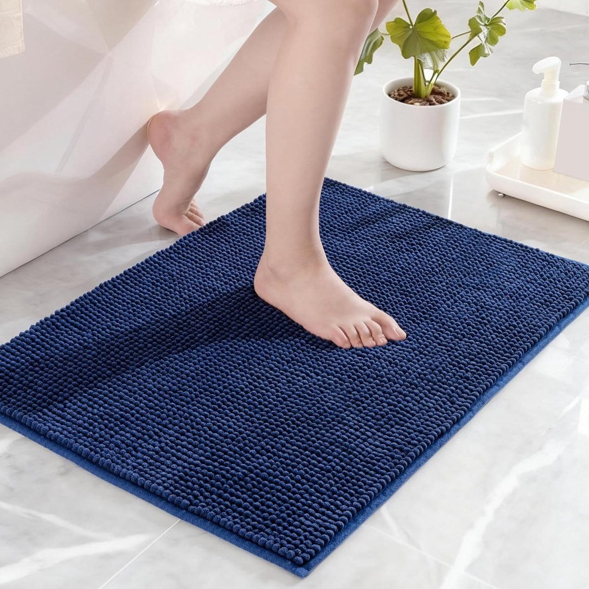 Marineblauwe extra zachte chenille badkamermat van 50 x 80 cm