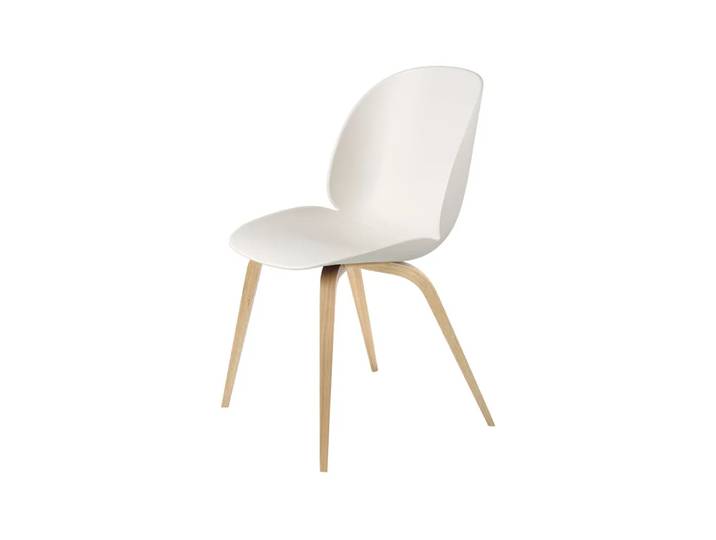 GUBI Chaise Beetle alabaster white, structure en chêne laqué mat
