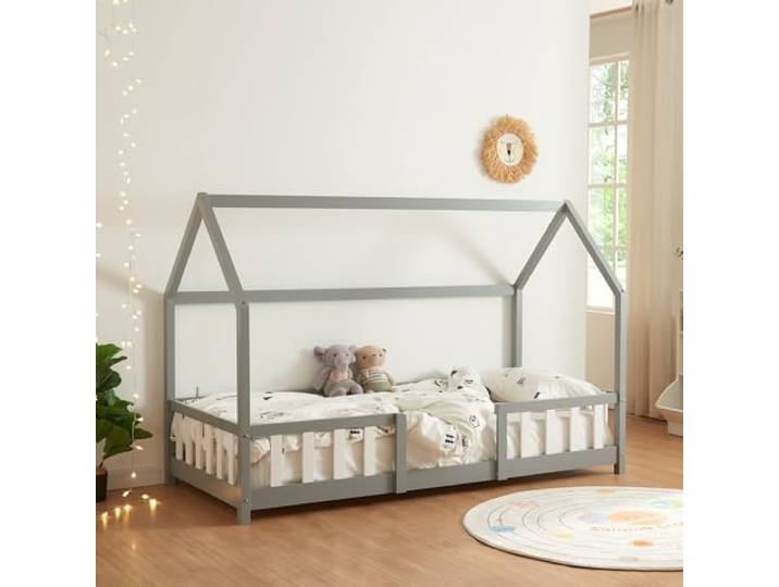 [en.casa] Kinderbett Sisimiut Hausbett Montessori 90 x 200 cm mit Rausfallschutz Holzbett für Kinder Bodenbett Lattenrost Kiefernholz Hellgrau/Weiß