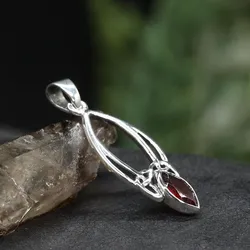 Drachensilber Granat  Anhänger in keltischen Knoten gefasst 925 Silber - Rot