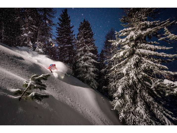 Fototapete PAPERMOON Photo-Art TRISTAN SHU, NACHTSCHNEE SKI MIT ADRIEN COIRIER , bunt, B:1,5m L:1,11m, Vlies, Tapeten, Fototapete