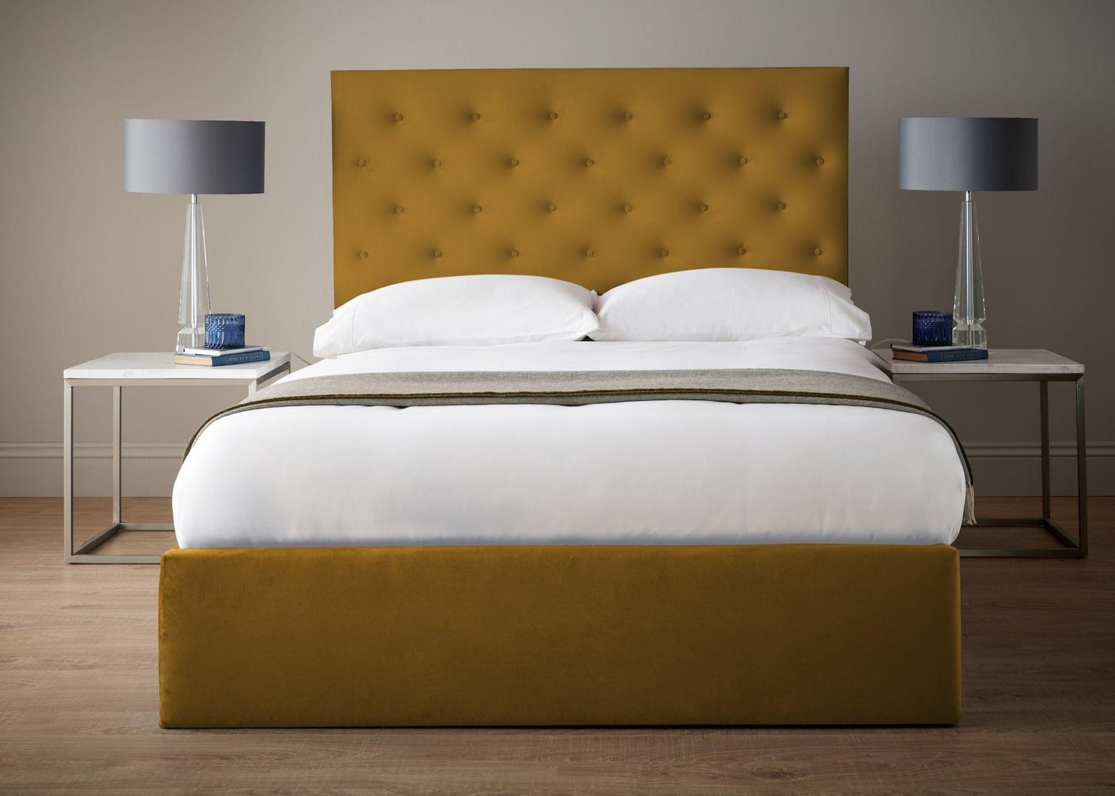 Engels Chesterfield Designer Bed met Gestoffeerd Hoofdbord in Textiel Goud