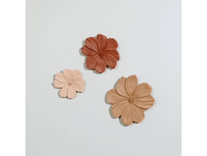 Wanddekorationen aus rosa, roten und beigen Harzblumen (x3)