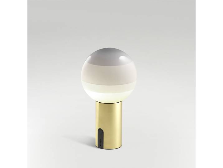 Dipping Light Akku-Tischlampe, weiß/messing, dim. - Marset - Wohnzimmer - Design - Glas - Mit Schirm