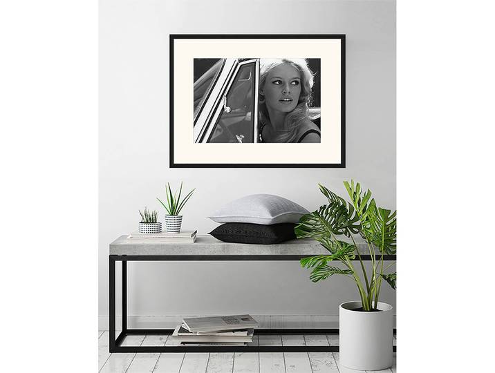 Bild Brigitte Bardot driving Rahmen: Alu-Dibond Abdeckung: Plexiglas Schwarz 83 x 63cm